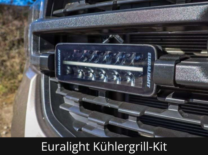 Detail: LED-Zusatzscheinwerfer im Kühlergrill eines Fahrzeugs.