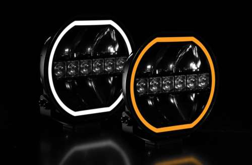 Zwei quadratische LED-Zusatzscheinwerfer mit gelbem Akzentring.