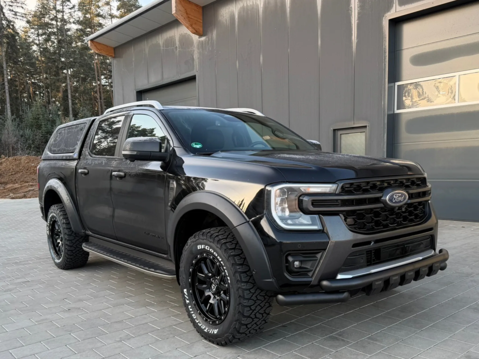 Schwarzer Ford Ranger Pick-up in der Seitenansicht.