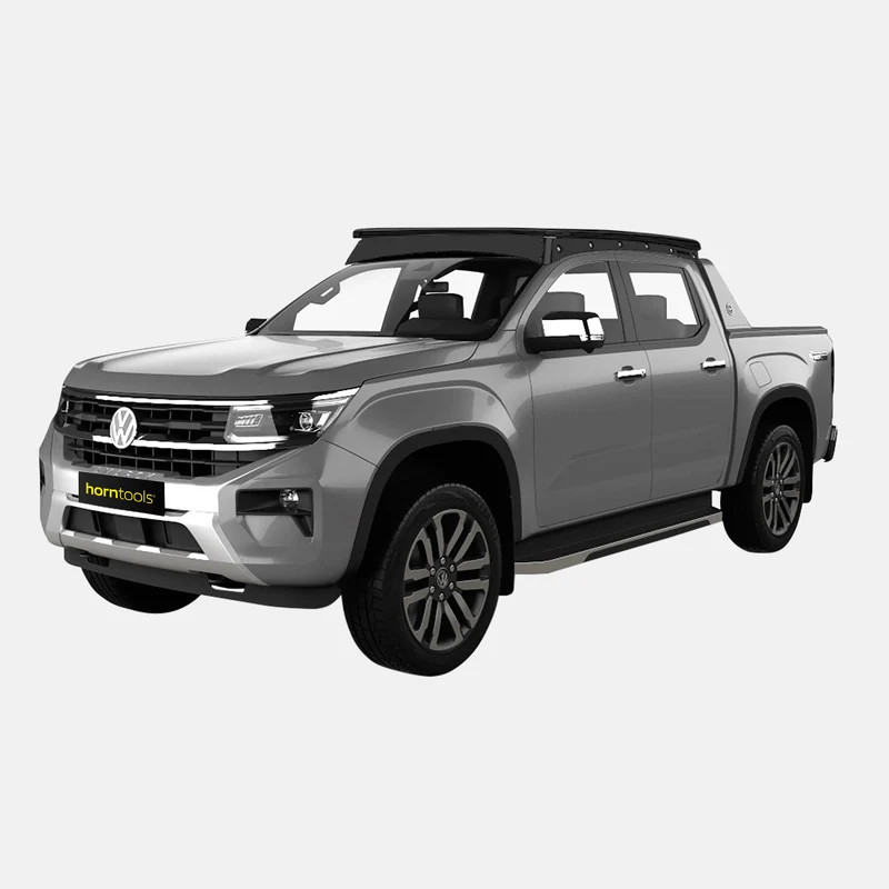 Grauer Volkswagen Amarok mit schwarzem Horntools ExRoof Dachträger und aerodynamischem Deflektor für zusätzlichen Stauraum